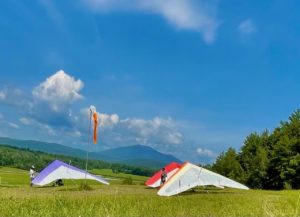 Hang gliders on the 150' launch